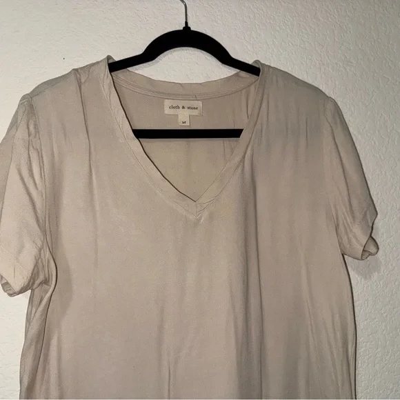Cloth & Stone Beige V-Neck Tunic - Picture 4 of 5